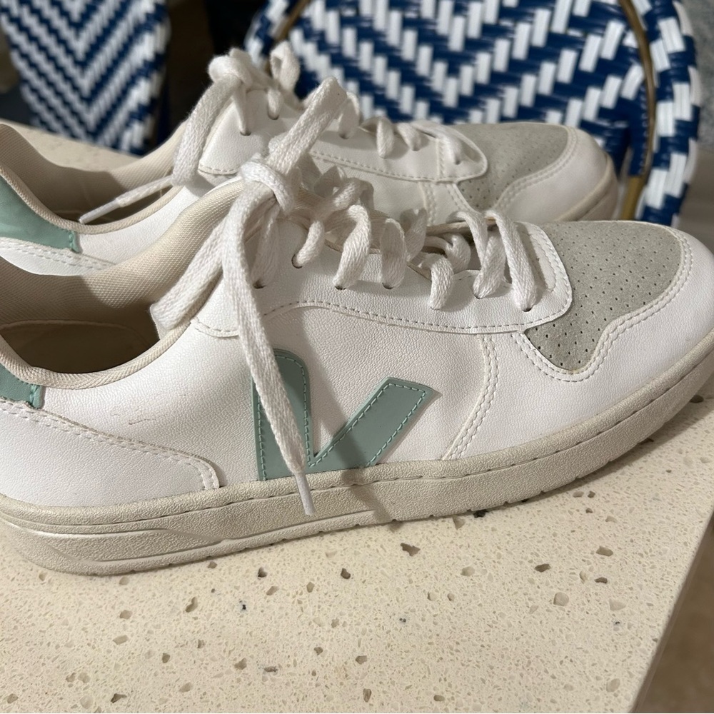 Veja size 10/EU 41 leather sneakers